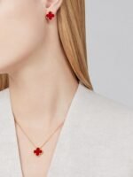 Single four-leaf clover 18k gold necklace inlaid with carnelian.