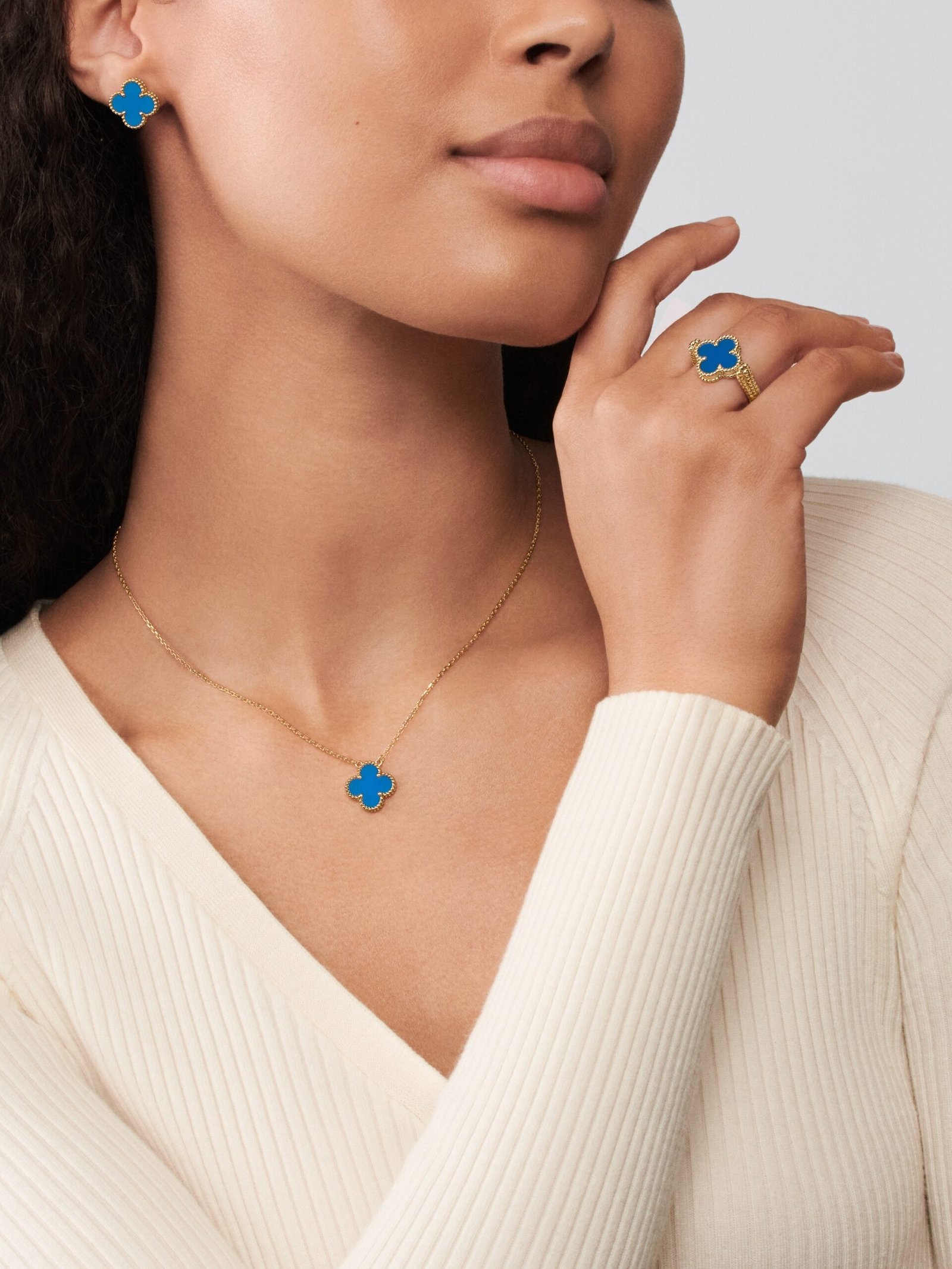18k gold single four-leaf clover necklace inlaid with blue agate.