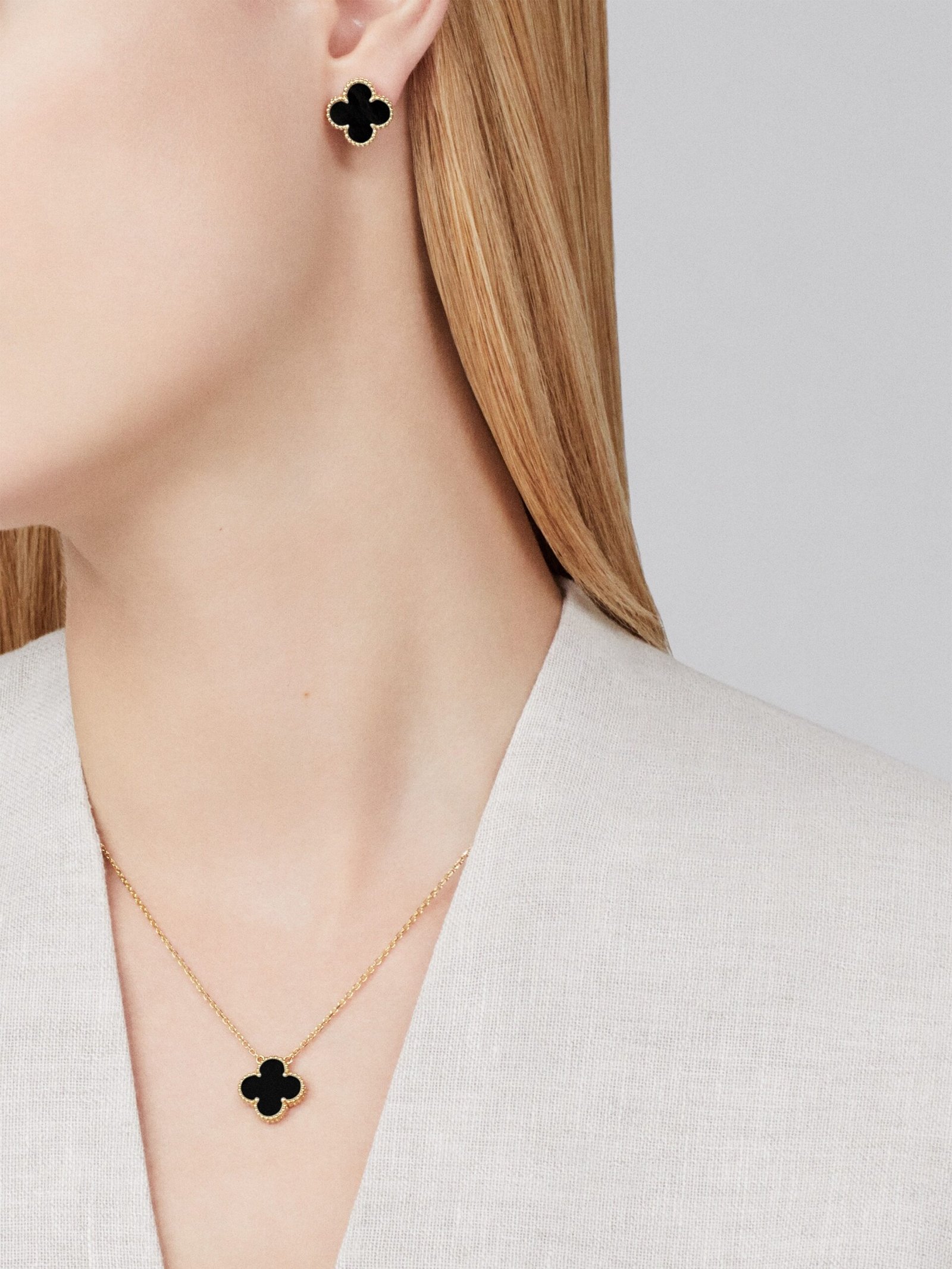 18k gold single four-leaf clover necklace inlaid with black onyx.